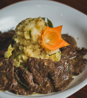 Classic Ground Beef and Gravy Over Mashed Potatoes